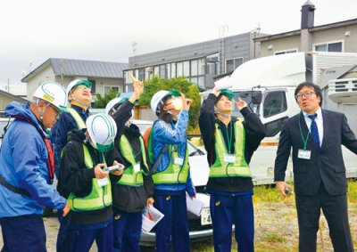 写真：ドローンを操縦する緑陽中生徒ら