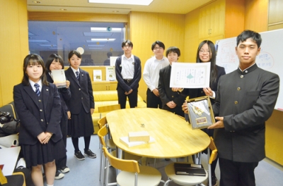 写真:部誌「素描」第65号で最優秀金賞を受賞した室蘭清水丘高文芸部の部員たち