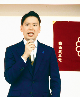 写真：役員会の冒頭であいさつに立つ松下氏