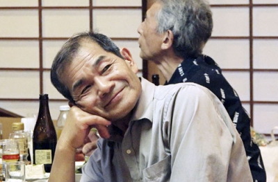 写真：新潟水俣病の被害者を支援してきた旗野秀人さん（映画「春、阿賀の岸辺にて」の一場面から、小森はるかさん提供）