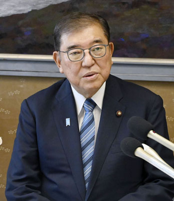 写真:鳥取県庁で記者会見する石破前首相=27日午前