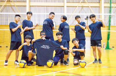 写真:寄贈されたチームTシャツ
