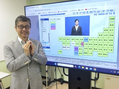 写真:手話言語データベースの画面前でインタビューに応じる筑波技術大の大杉豊教授=9月、茨城県つくば市
