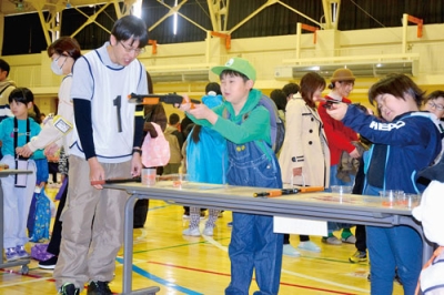 写真:射的を楽しむ子どもたち
