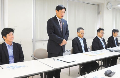 写真:政策ヒアリングが始まり「将来に負担を残さないような予算編成を目指す」と話す青山市長