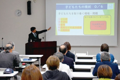写真:少年補導委員らが非行防止の知識を学んだ研修会