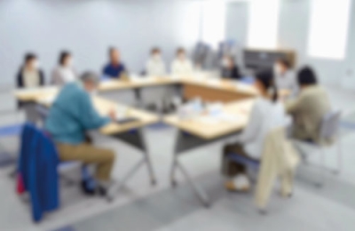 写真:悩みを共有し、解決方法を模索する「ひきこもり家族交流会」(プライバシー保護で画像を加工しています)