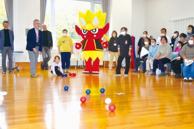 写真:熱戦を繰り広げたボッチャ大会