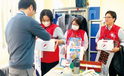 写真:室蘭市役所で募金活動を行う市共同募金委員会メンバー