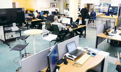 写真:フリーアドレス導入に伴い市役所本庁舎2階の執務室をパイロットオフィスとして運用開始した室蘭市