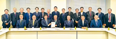 写真：森山会長（前列中央）に要望書を手渡す青山市長（同左から３人目）＝提供写真