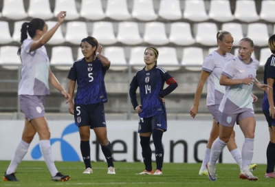 写真：【日本―ノルウェー】前半、ノルウェーに先制され、ぼうぜんとする高橋（５）と長谷川（１４）＝ラリネア（共同）