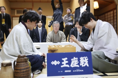 写真:将棋の第73期王座戦5番勝負第5局で、藤井聡太六冠(右)を破った伊藤匠新王座=28日夜、甲府市