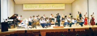 写真:喜歌劇「ロシアの皇太子」セレクションを演奏する部員たち