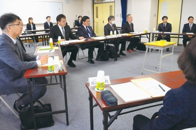 写真:不登校を巡り意見を交わした室蘭市議会総務常任委員会と市校長会の懇談会