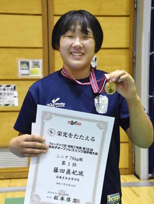 写真：レスリングの全日本女子オープン選手権で優勝した藤田真妃琉＝静岡県焼津市