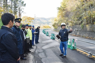 写真:礼文華の死亡事故現場で再発防止策について考える関係者