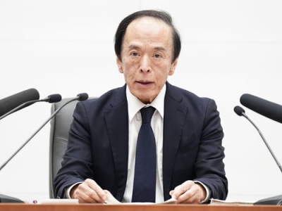 写真：金融政策決定会合後、記者会見する日銀の植田総裁＝３０日午後、日銀本店