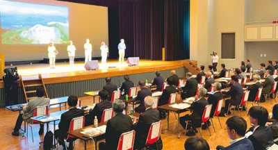 写真：壇上から活動を全国へ発信する洞爺湖有珠火山マイスター