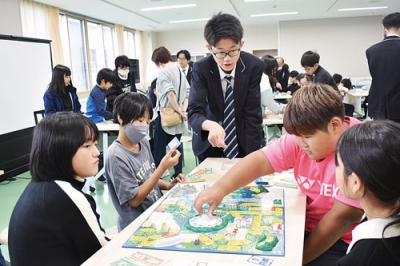 写真：ボードゲームを通し楽しくＳＤＧｓを学ぶ東小５年生ら