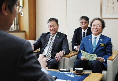 写真：伊達市を公式訪問した玉井ガバナー（右）