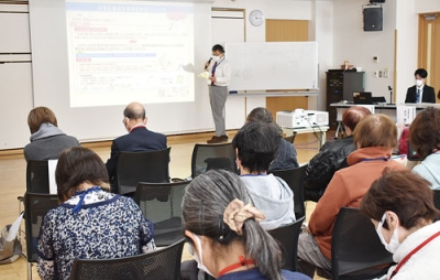 写真：相続登記や遺言書について理解を深める委員ら