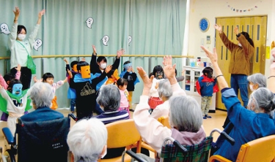 写真:入居者らと一緒に「ラジオ体操第一」を踊る子どもたち