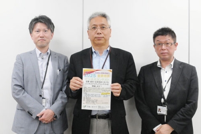 写真:コンテストへの参加を呼びかける柴田准教授(中央)ら