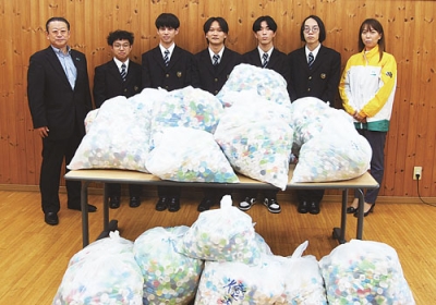 写真：ペットボトルキャップを渡した至極会長（左）と同校生徒会