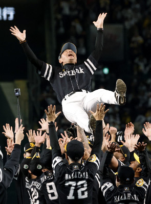 写真：プロ野球日本シリーズで阪神を破って日本一に輝き、胴上げされるソフトバンク・小久保監督＝３０日、甲子園球場