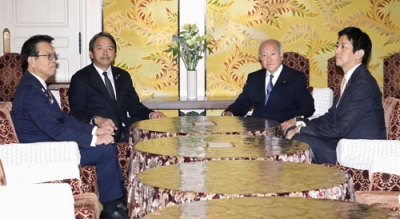 写真:会談に臨む自民党の鈴木(中央右)、国民民主党の榛葉(同左)両幹事長ら=31日午前、国会