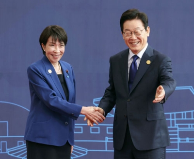 写真:韓国・慶州で開幕したAPEC首脳会議で、李在明大統領(右)の出迎えを受け握手する高市首相=31日(AP=共同)