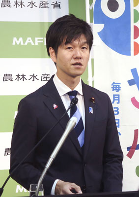 写真：記者会見する鈴木農相＝３１日午前、農水省