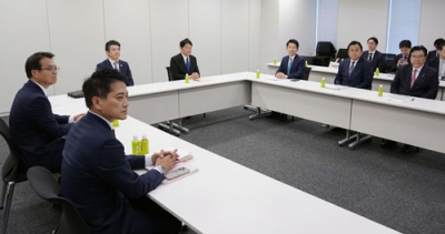 写真:ガソリン税に上乗せされる暫定税率の廃止に関する与野党6党の実務者協議=31日午前、国会