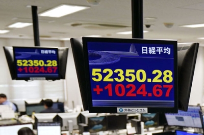 写真：上げ幅が一時１０００円を超えた日経平均株価を示すモニター＝３１日午前、東京都港区の外為どっとコム