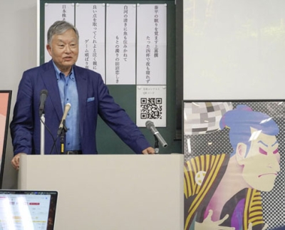 写真:「しゃらくさい狂歌コンテスト」について記者会見する写楽の会の田村耕一会長=9月、徳島市