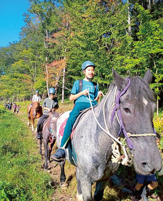 写真:厚真町で乗馬を楽しむいきもの塾のメンバー(提供写真)
