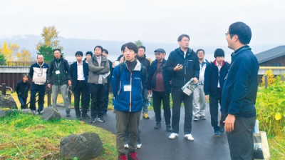 写真:洞爺湖有珠火山マイスターの案内で、金比羅火口災害遺構散策路を巡る参加者