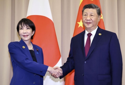 写真：日中首脳会談を前に中国の習近平国家主席（右）と握手を交わす高市首相＝３１日、韓国・慶州（代表撮影・共同）