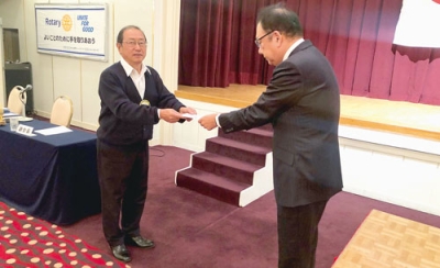 写真:室蘭・南条育英会の野田理事長に寄付金を手渡す室蘭ロータリークラブの近江会長(左)