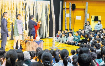写真:劇団「風の子」の演劇を楽しむ地球岬小の児童たち