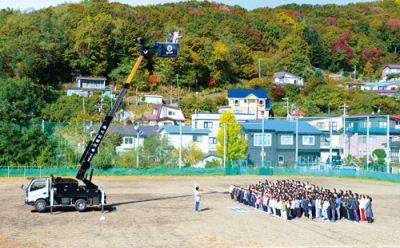 写真:開校10周年記念事業として行われた全校児童の写真撮影会