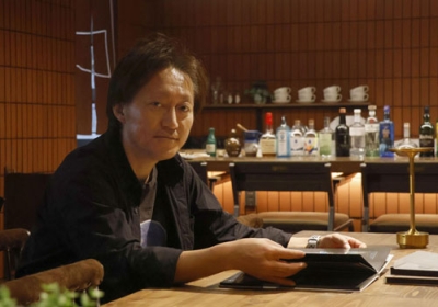 写真：カフェ「シネマキッチン　映画の空気」の店主小笠原将士さん＝函館市