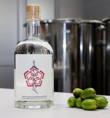 写真:「naturadistill川内村蒸留所」の「固有種蒸留酒」と「カヤの実」