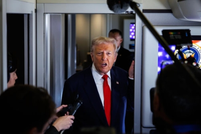 写真：大統領専用機内で記者団の取材に応じるトランプ米大統領＝１０月３１日、米東部メリーランド州（ゲッティ＝共同）