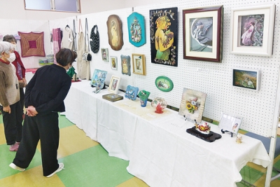 写真:会員の力作が並ぶ杉ノ木友の会の趣味の作品展