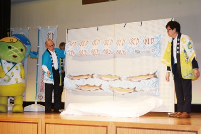 写真：お披露目されたシシャモを模した２匹のこいのぼり