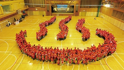 写真:登別立正学園創立70周年を記念し行われた「人文字で地図記号」の温泉マーク。654人でギネス記録を更新した=1日、札内町の日本工学院北海道専門学校