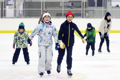 写真：一般営業を開始したリンクで初滑りを楽しむ子どもたち