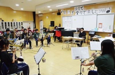写真：定期演奏会に向けて練習に励む部員ら